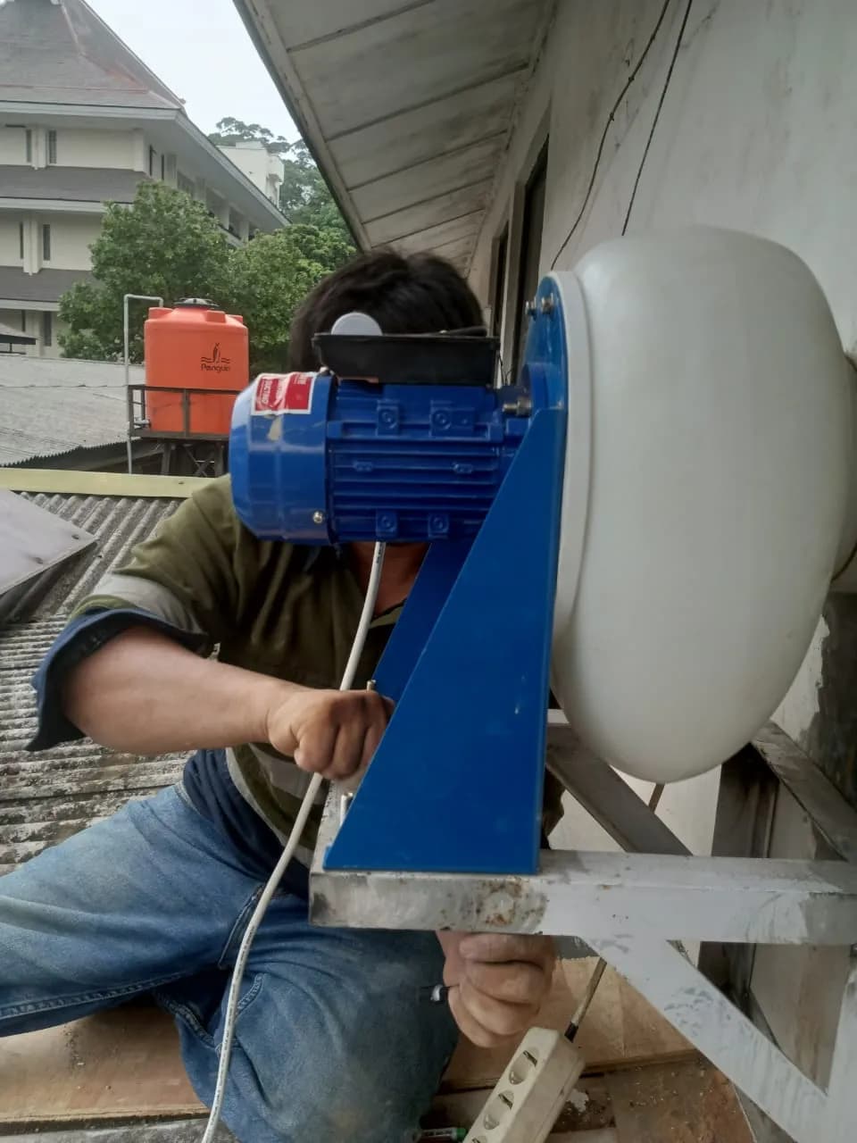 [Teknisi melakukan maintenance Fume Hood (Lemari Asam)] - Foto 1