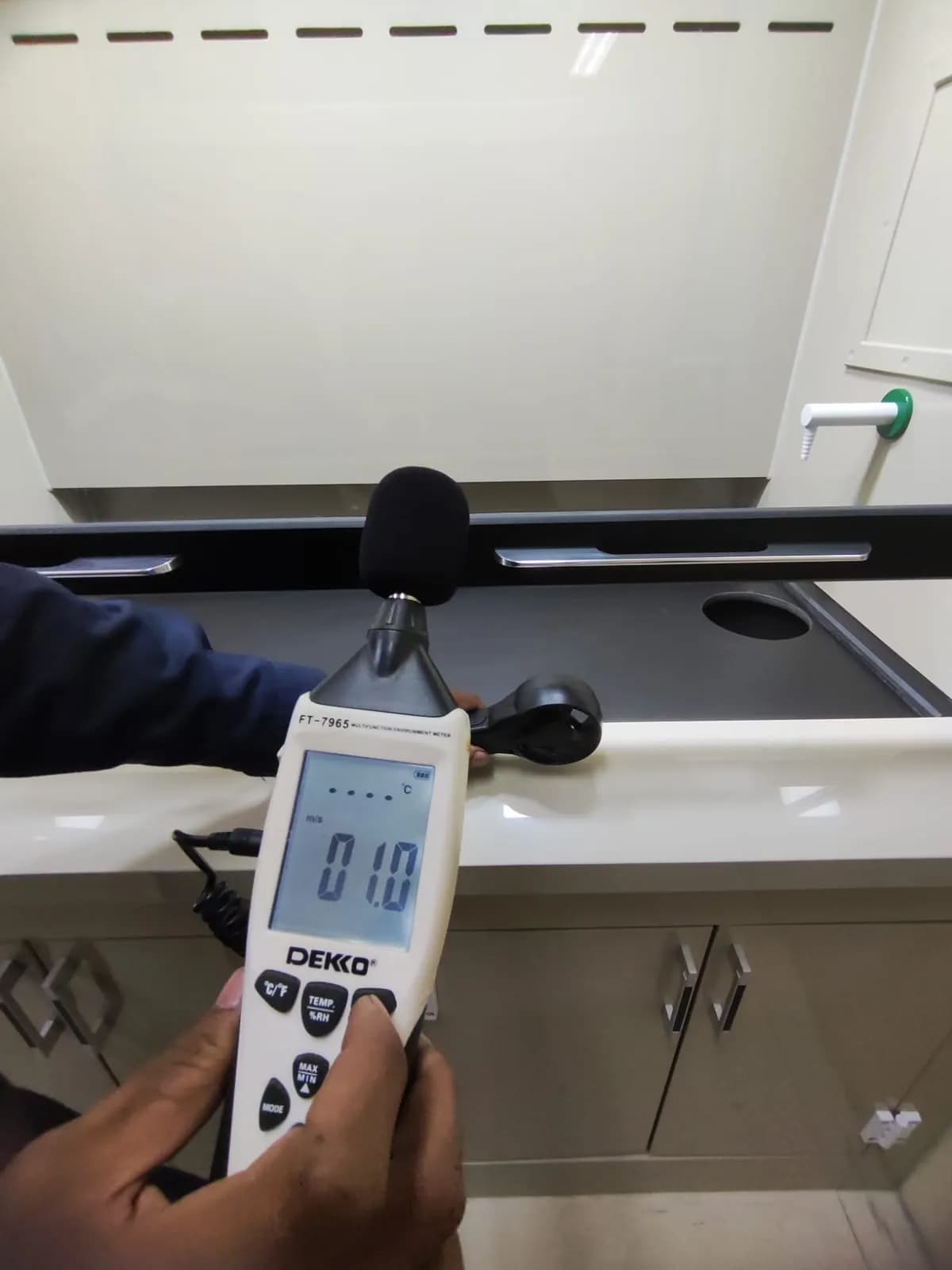 [Teknisi melakukan maintenance Fume Hood (Lemari Asam)] - Foto 10