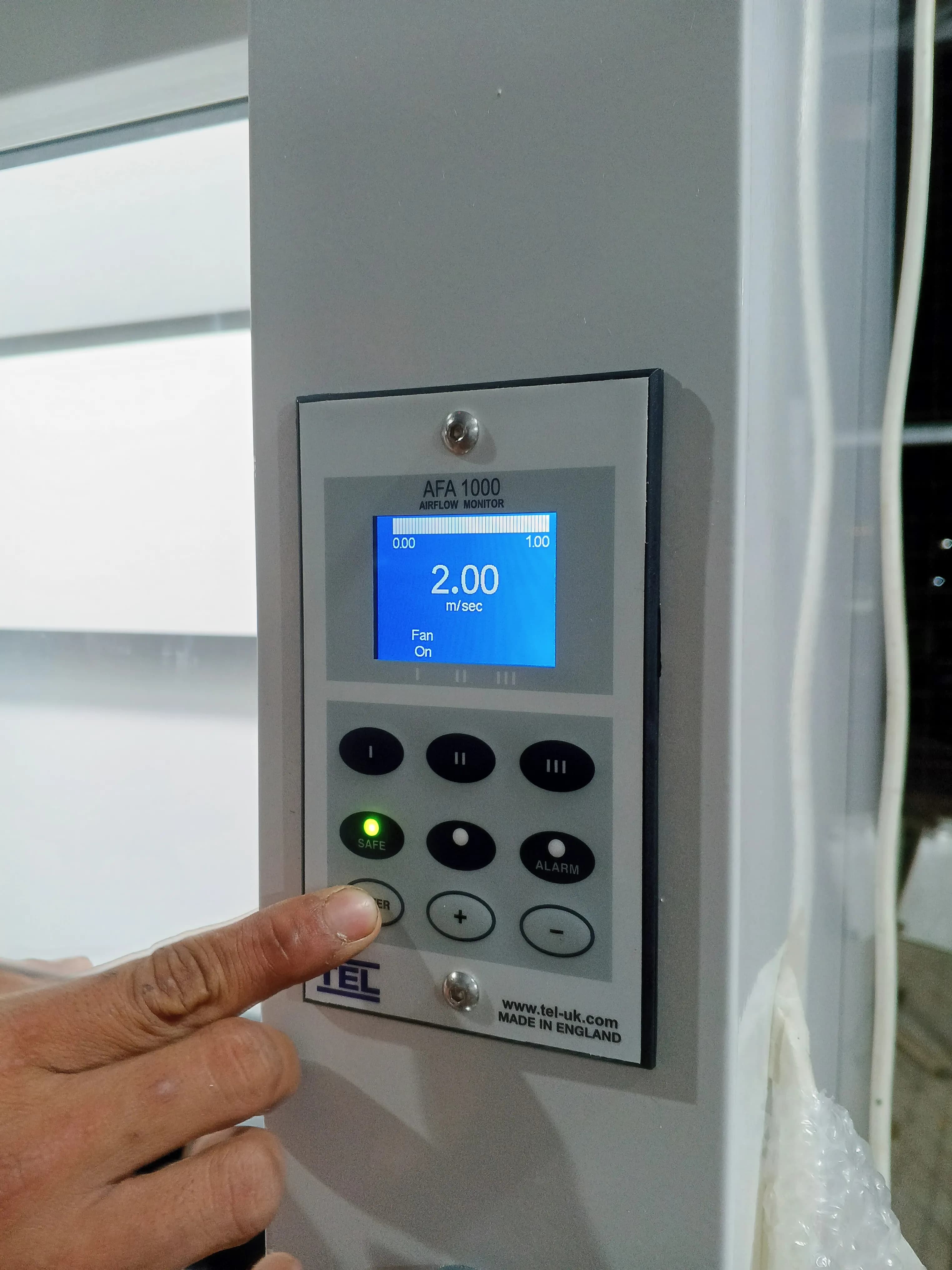 [Teknisi melakukan maintenance Fume Hood (Lemari Asam)] - Foto 11