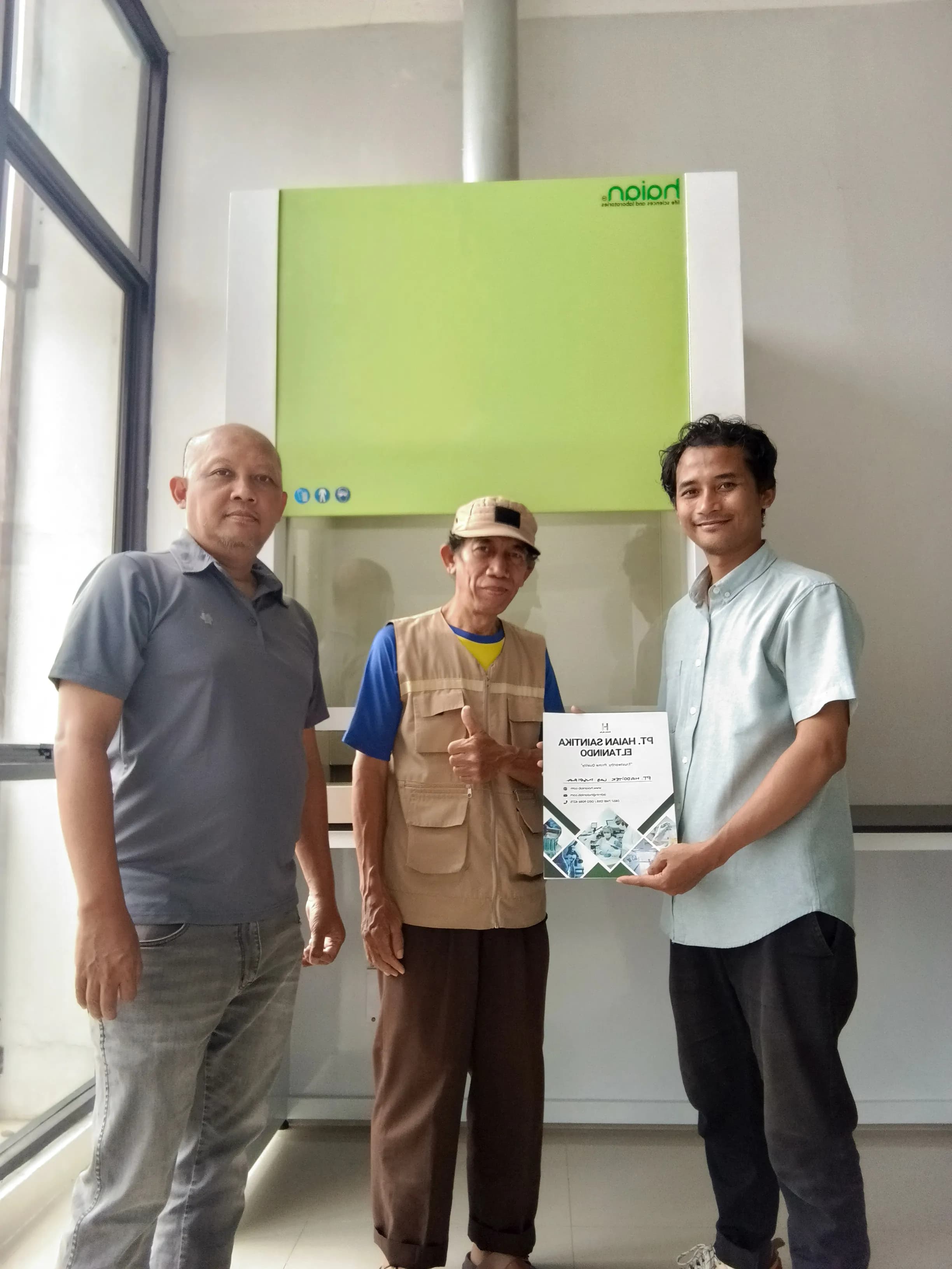 [Teknisi melakukan maintenance Fume Hood (Lemari Asam)] - Foto 2