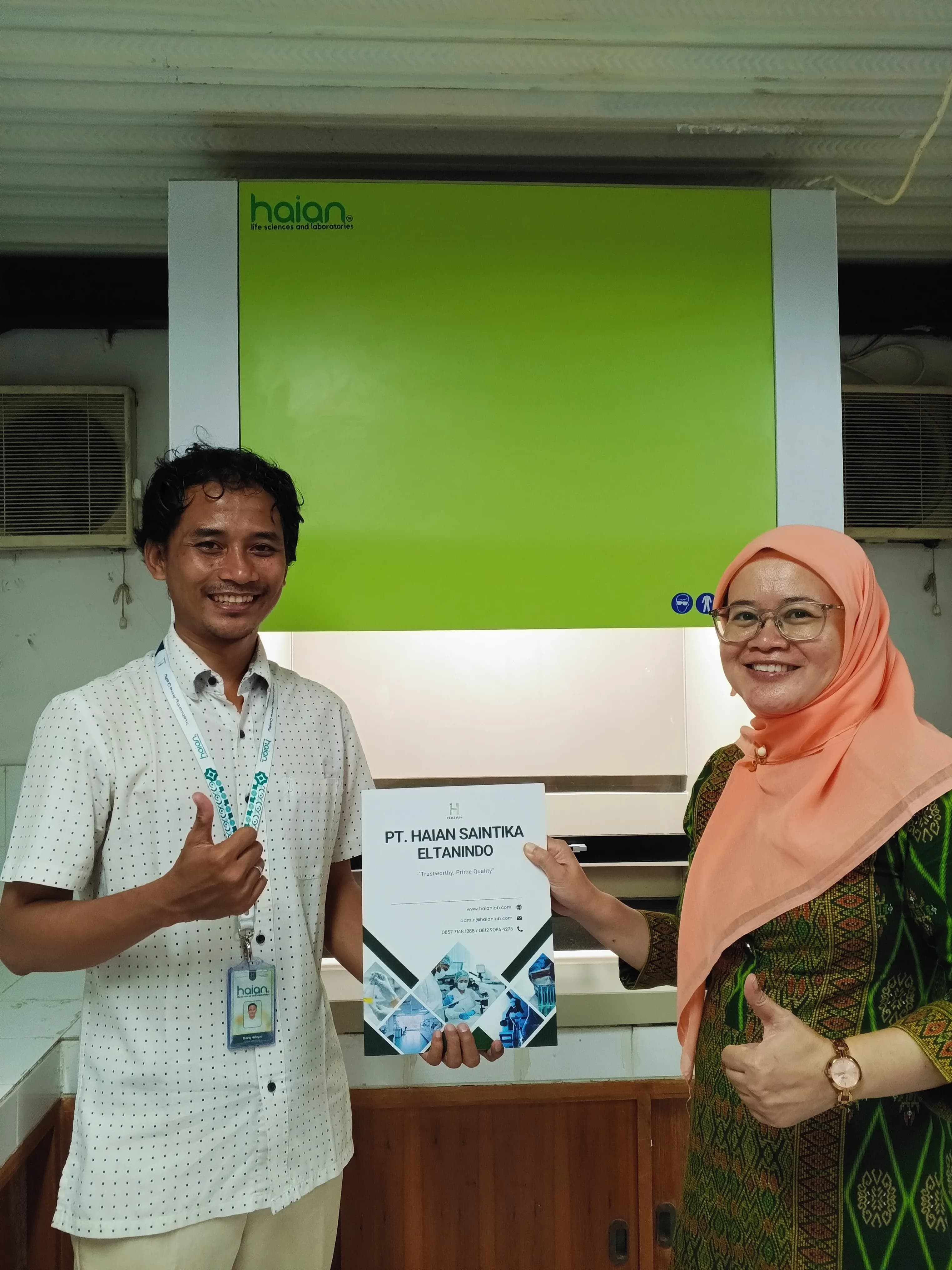 [Teknisi melakukan maintenance Fume Hood (Lemari Asam)] - Foto 3