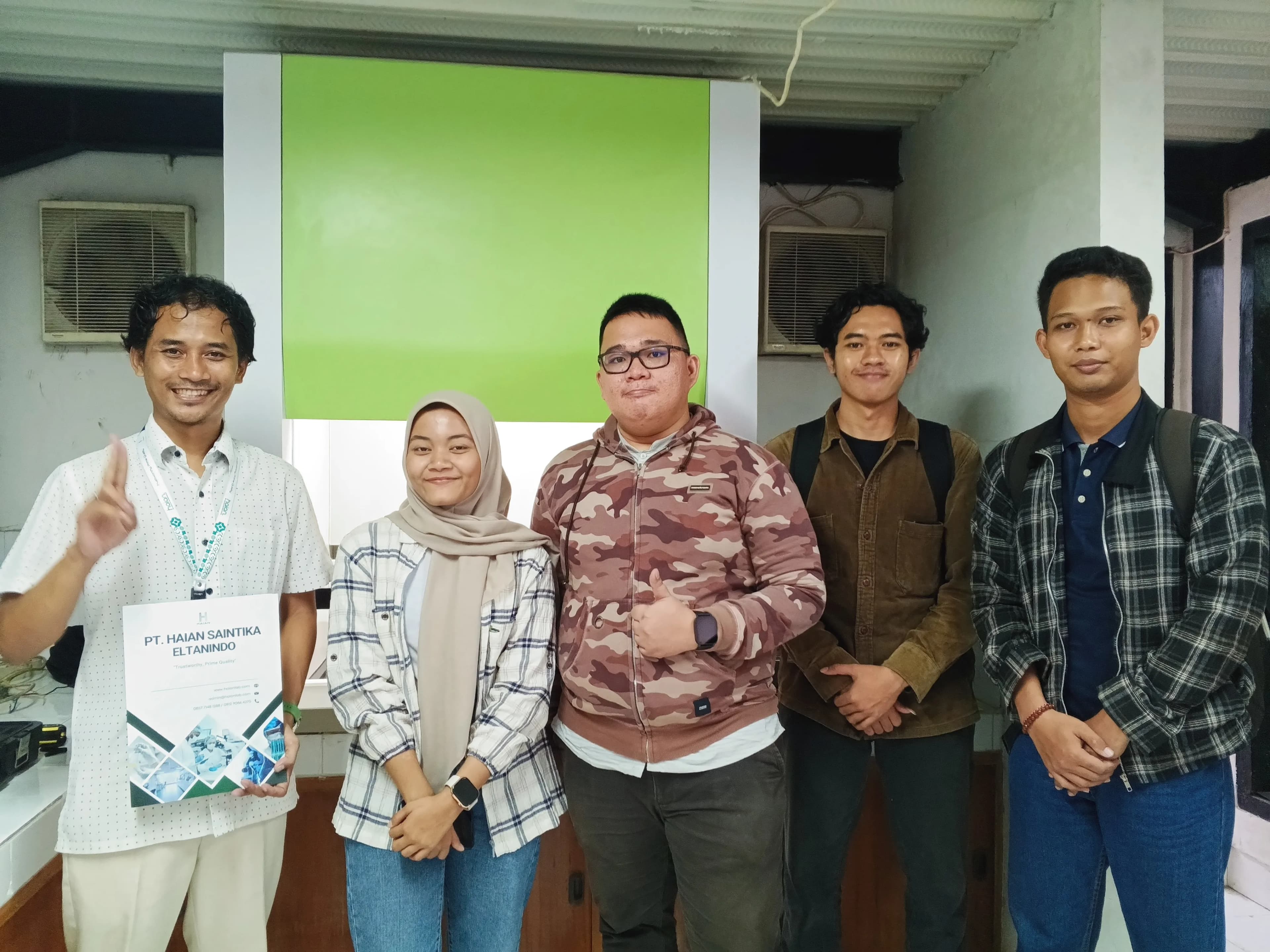 [Teknisi melakukan maintenance Fume Hood (Lemari Asam)] - Foto 4