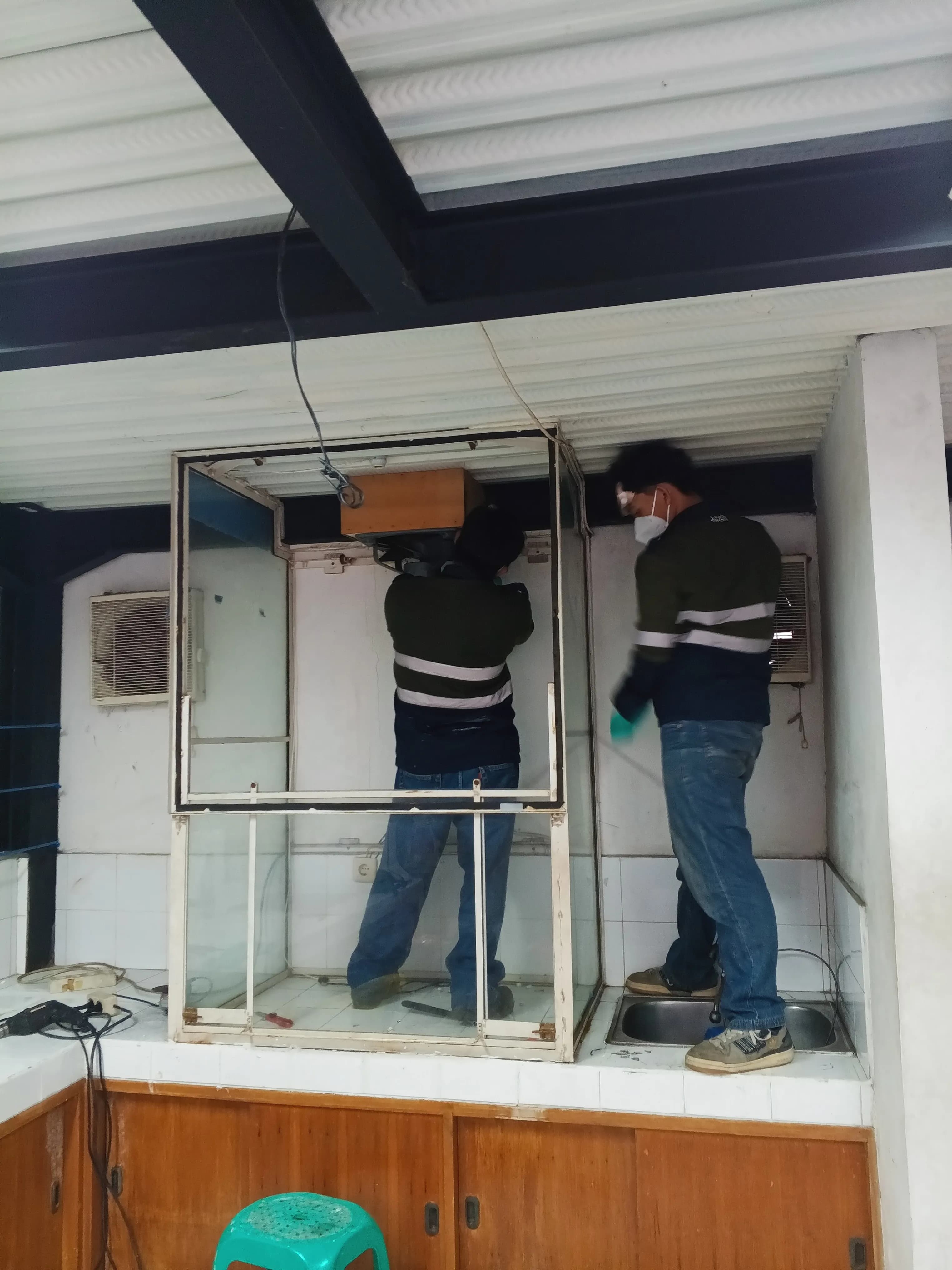 [Teknisi melakukan maintenance Fume Hood (Lemari Asam)] - Foto 5