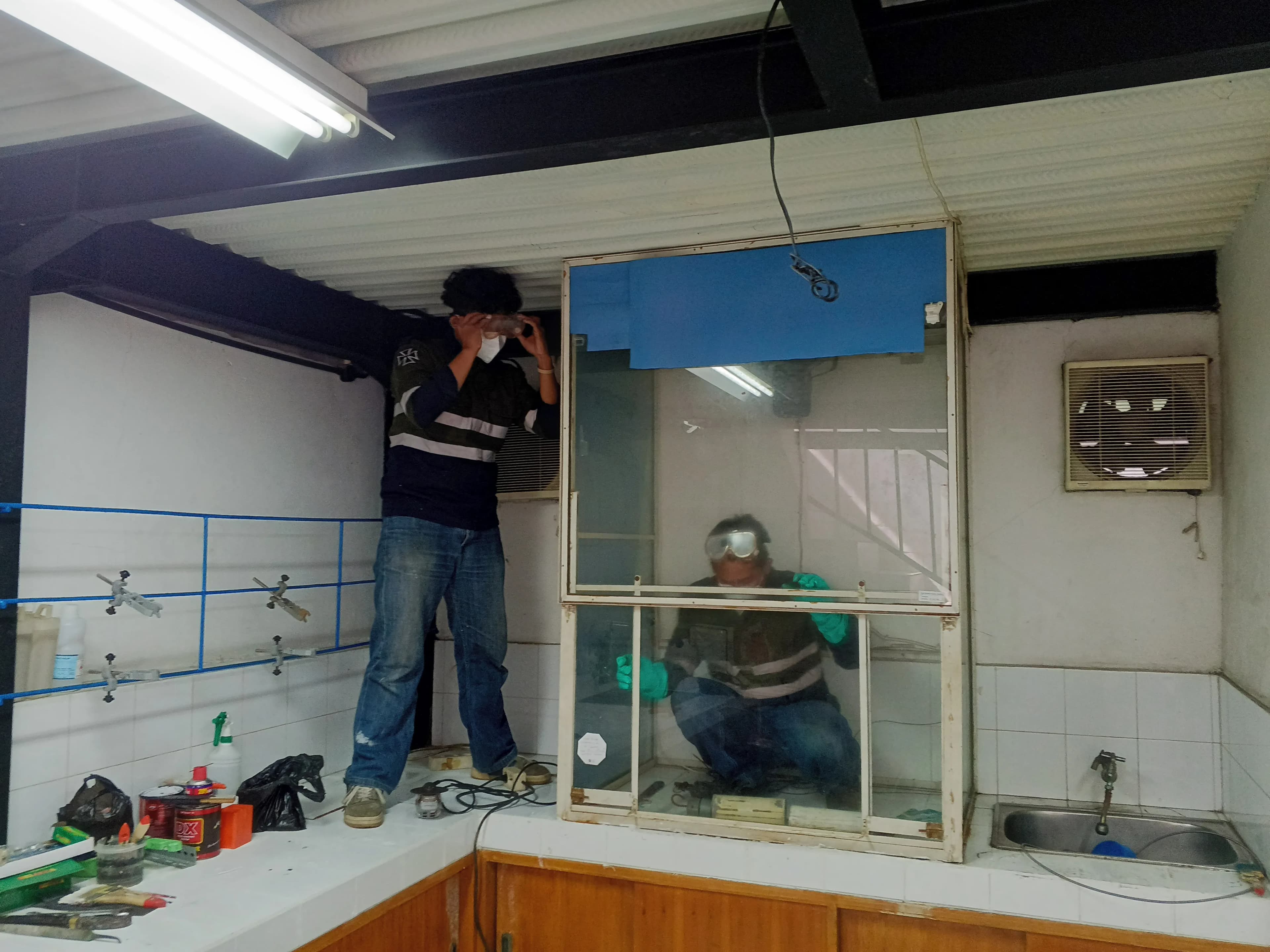 [Teknisi melakukan maintenance Fume Hood (Lemari Asam)] - Foto 6