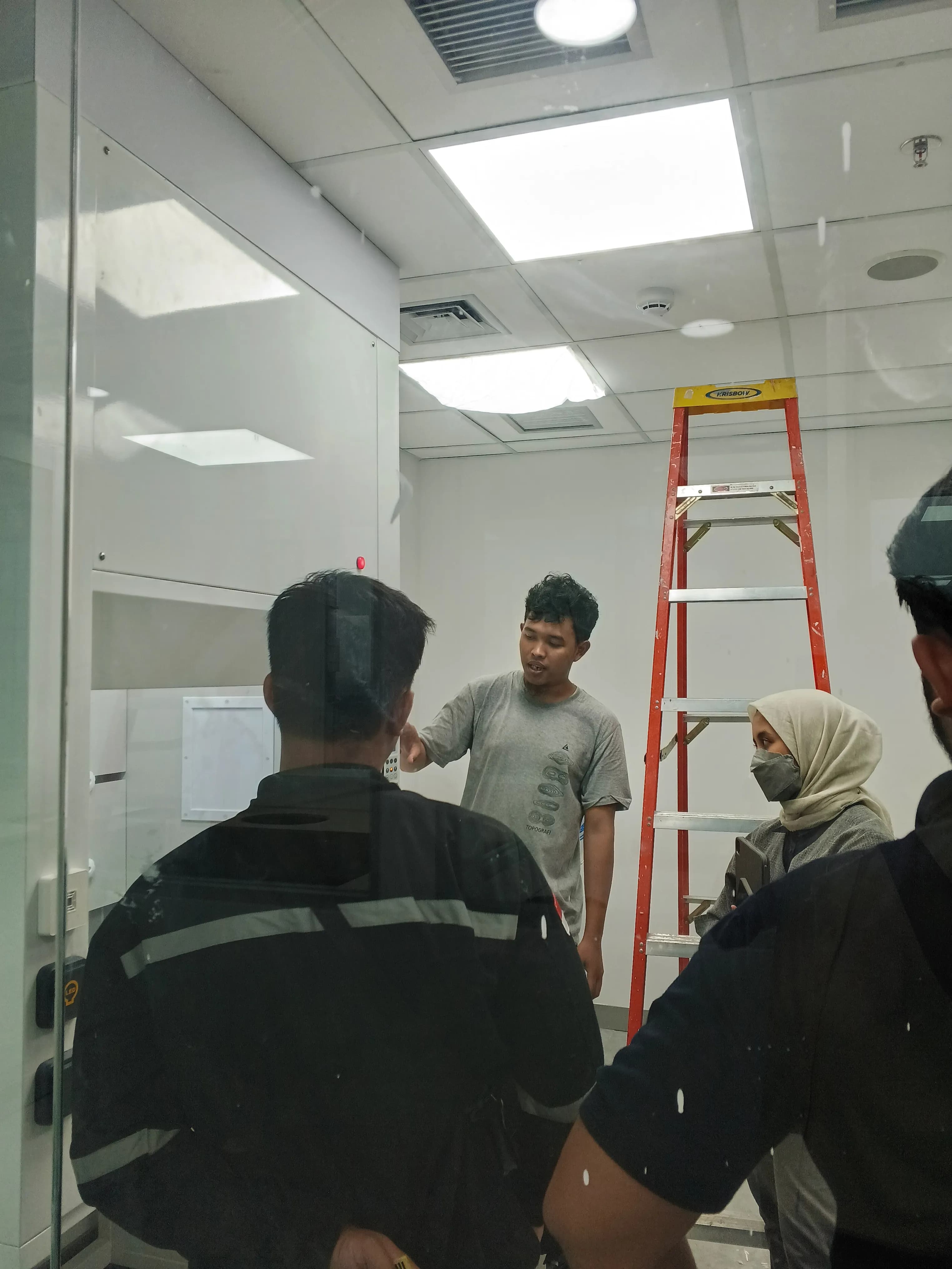 [Teknisi melakukan maintenance Fume Hood (Lemari Asam)] - Foto 7