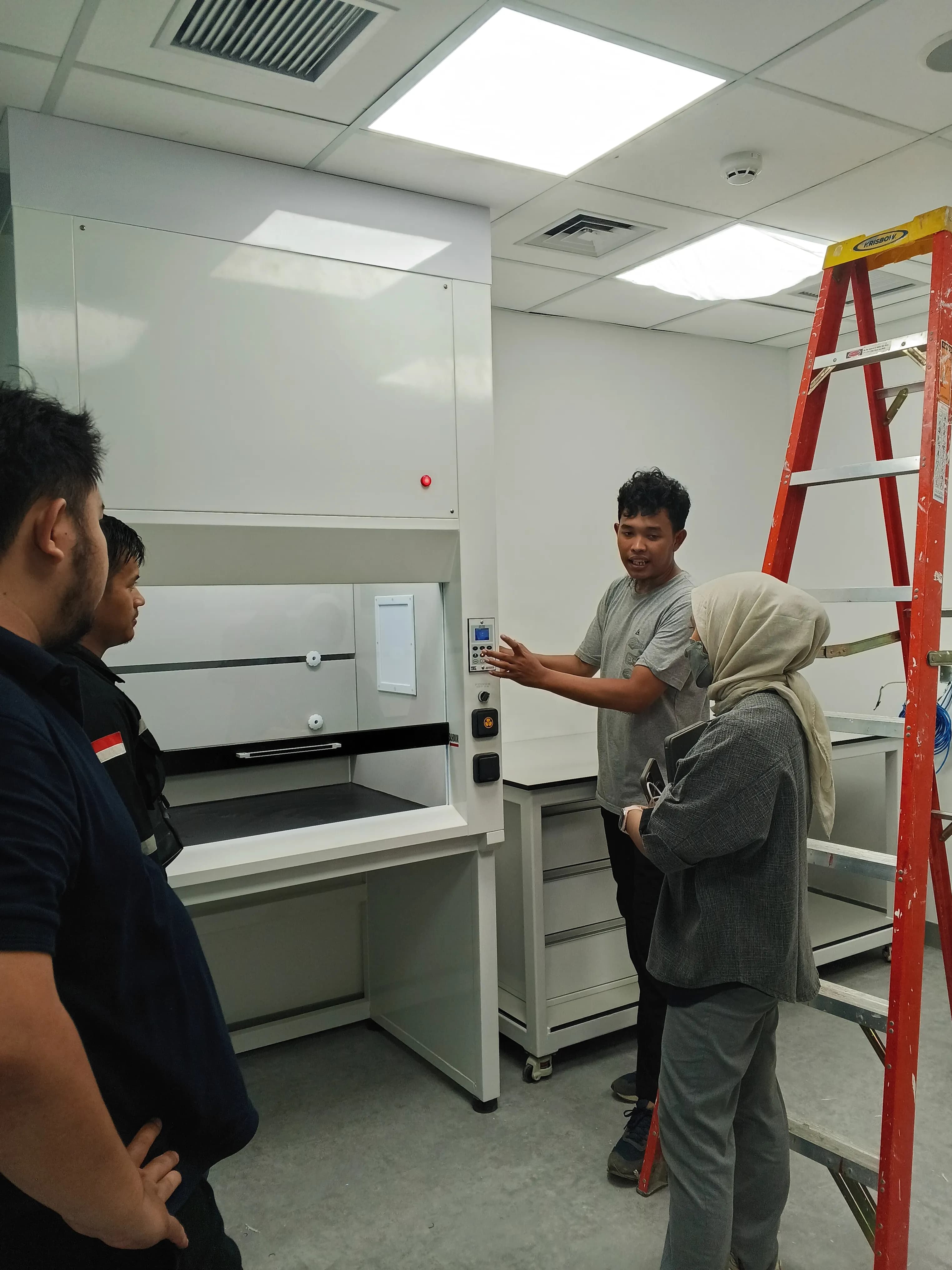 [Teknisi melakukan maintenance Fume Hood (Lemari Asam)] - Foto 8