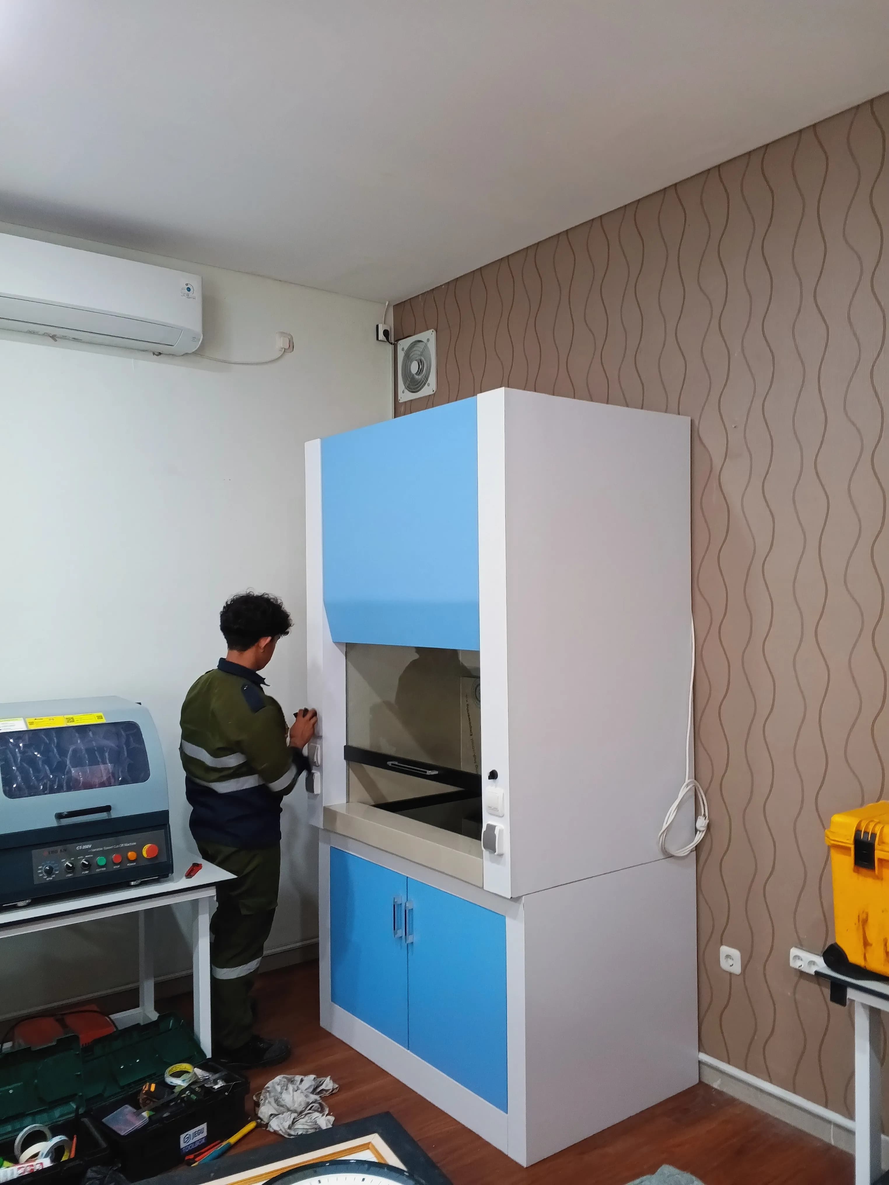 [Teknisi melakukan maintenance Fume Hood (Lemari Asam)] - Foto 9